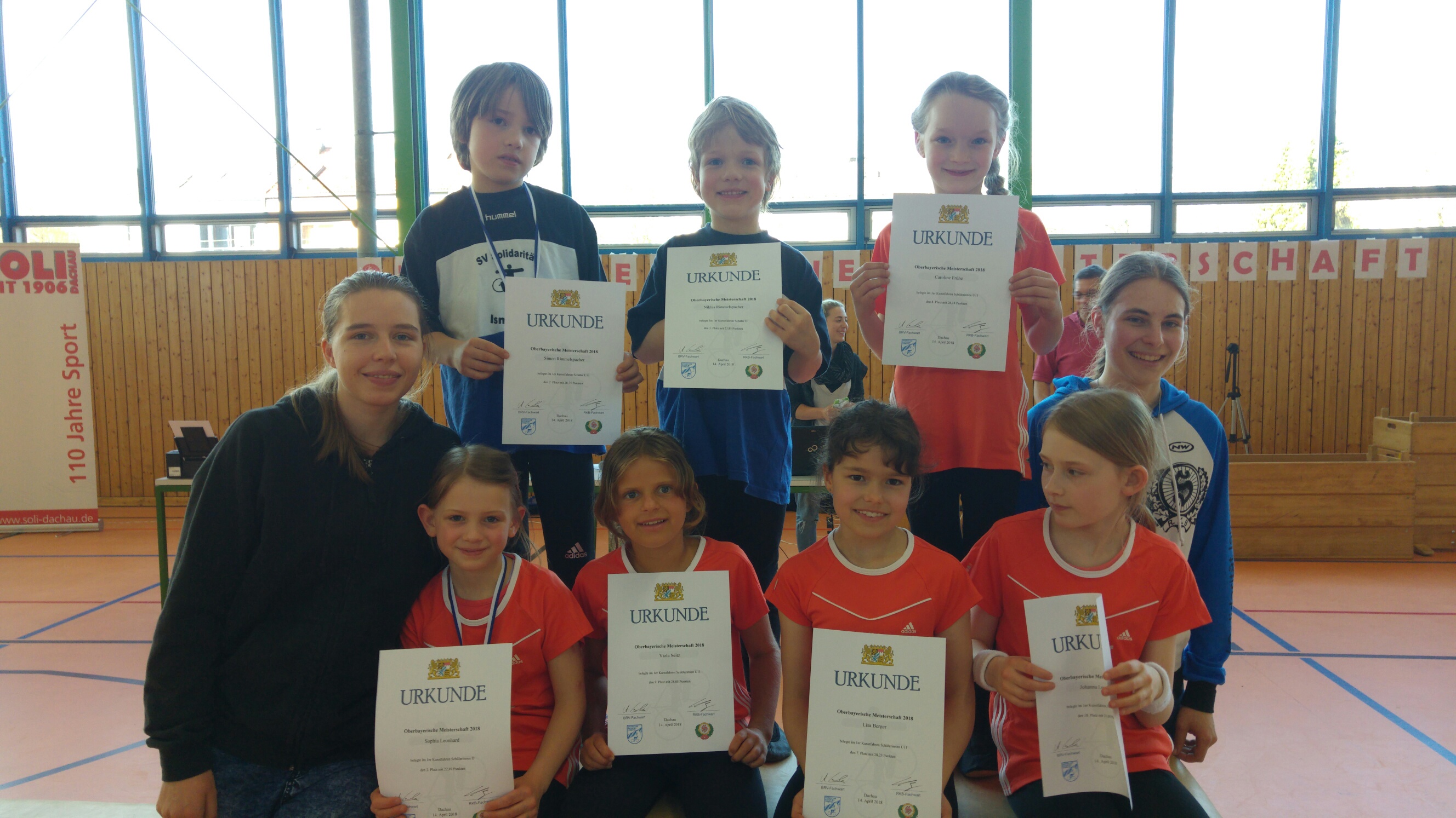 Bezirksmeisterschaft Oberbayern Kunstrad 2018 in Dachau – Trainer Stefanie und Kathrin mit Sportler Bezirksmeisterschaft Oberbayern Kunstrad 2018 in Dachau - Trainer Stefanie und Kathrin mit Sportler
